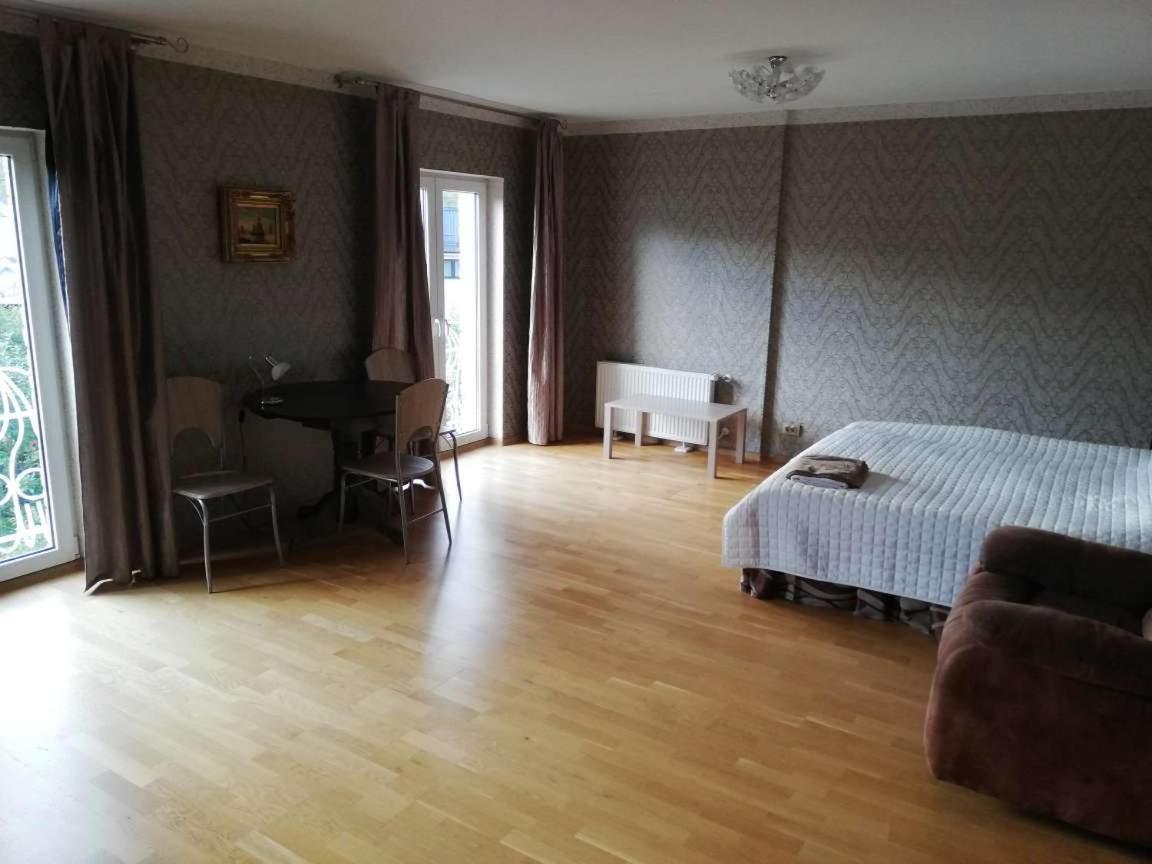 Oti Guesthouse Tallinn Extérieur photo